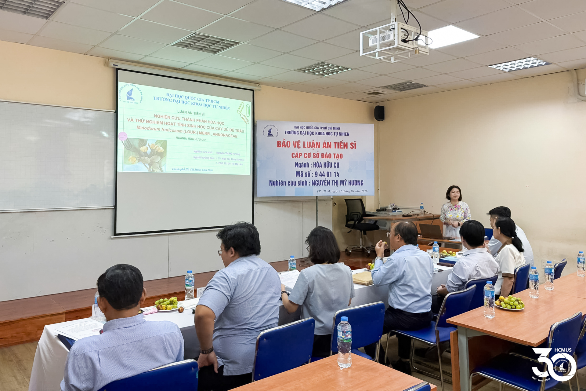 NCS. Nguyễn Thị Mỹ Hương trình bày kết quả nghiên cứu về thành phần hóa học và hoạt tính sinh học của cây dủ dẻ trâu trước hội đồng ngày 22/8/2026. Ảnh: Trường Đại học Khoa học Tự nhiên, ĐHQG-HCM.