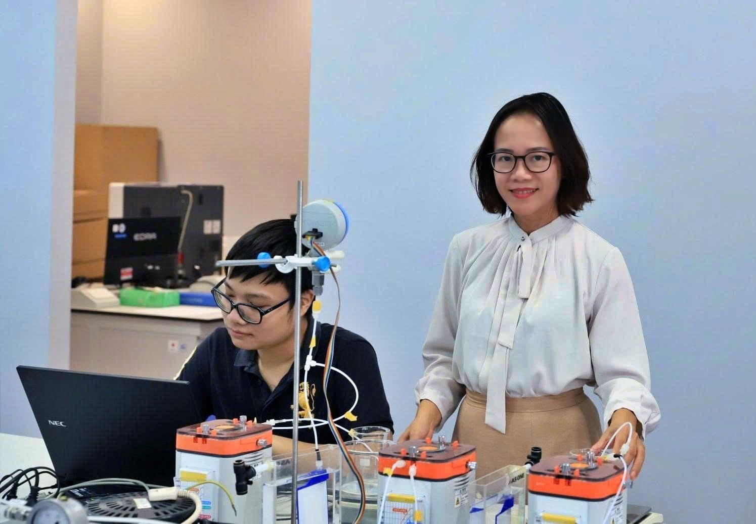 PGS.TS. Đoàn Thị Thái Yên trong hoạt động nghiên cứu tại Đại học Bách khoa Hà Nội. Bà theo đuổi các hướng nghiên cứu về xử lý nước, công nghệ môi trường và vật liệu xanh. Ảnh: Đại học Bách khoa Hà Nội.