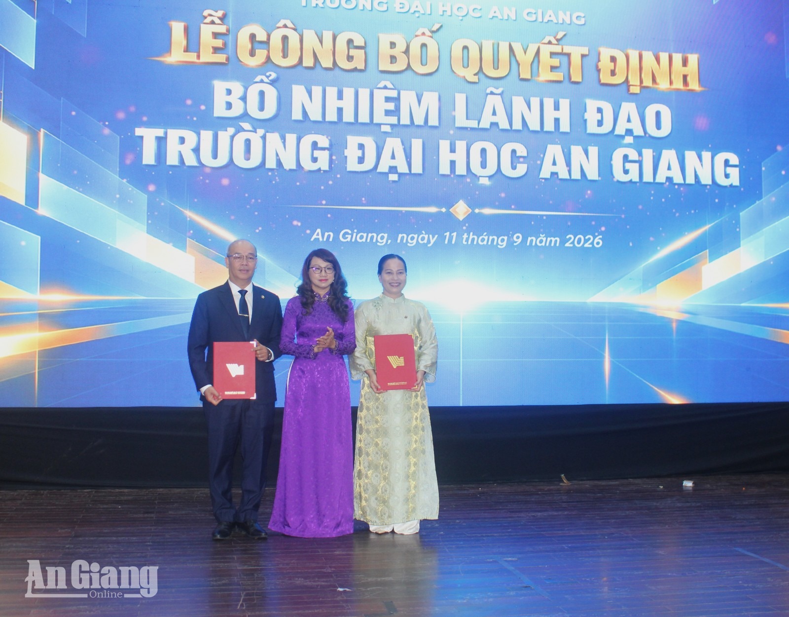PGS.TS. Nguyễn Phương Thảo (bên phải) nhận quyết định bổ nhiệm Phó Hiệu trưởng Trường Đại học An Giang tháng 9/2026. Ảnh: Phương Lan/Báo và Phát thanh, Truyền hình An Giang.