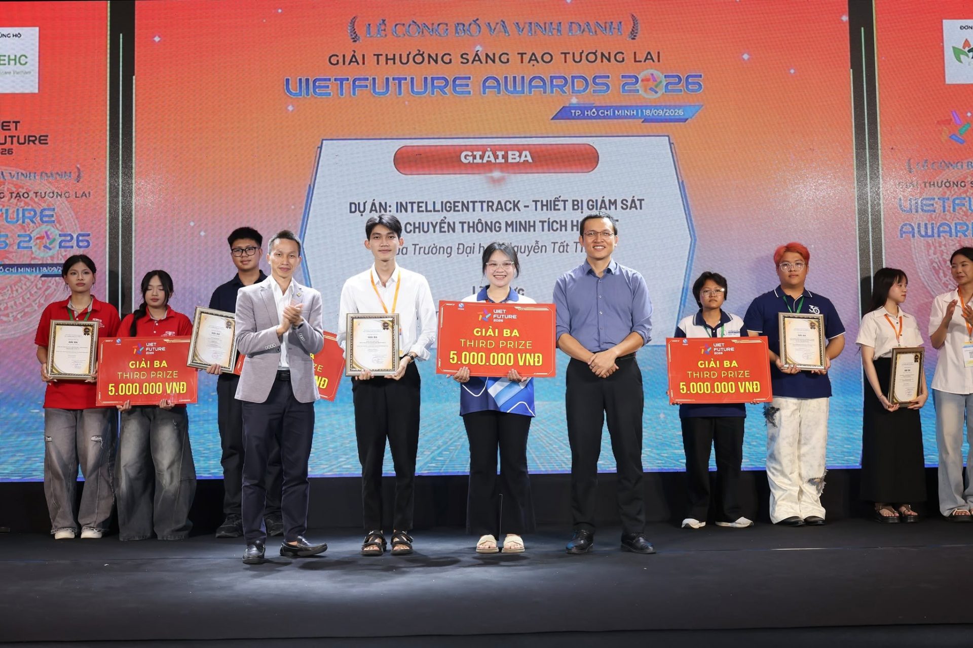 Đại diện dự án IntelligentTrack nhận Giải Ba VietFuture Awards 2026 tại TP.HCM ngày 18/9/2026. Ảnh: Trường Đại học Nguyễn Tất Thành.
