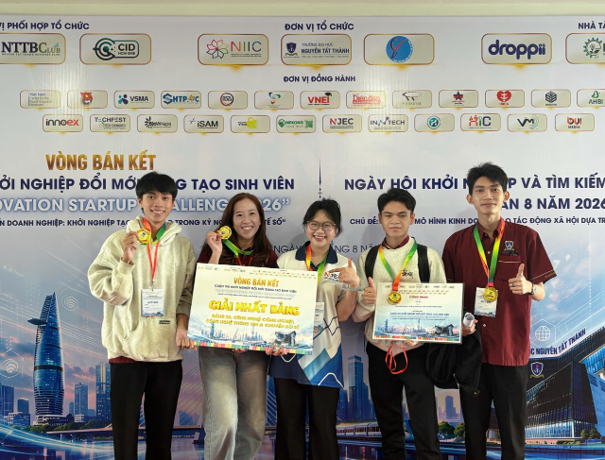 Các thành viên đội LOGIT giới thiệu IntelligentTrack tại NTTU Innovation Startup Challenge 2026. Nhóm do sinh viên Phùng Thị Bảo Nhi làm đội trưởng. Ảnh: Trường Đại học Nguyễn Tất Thành.