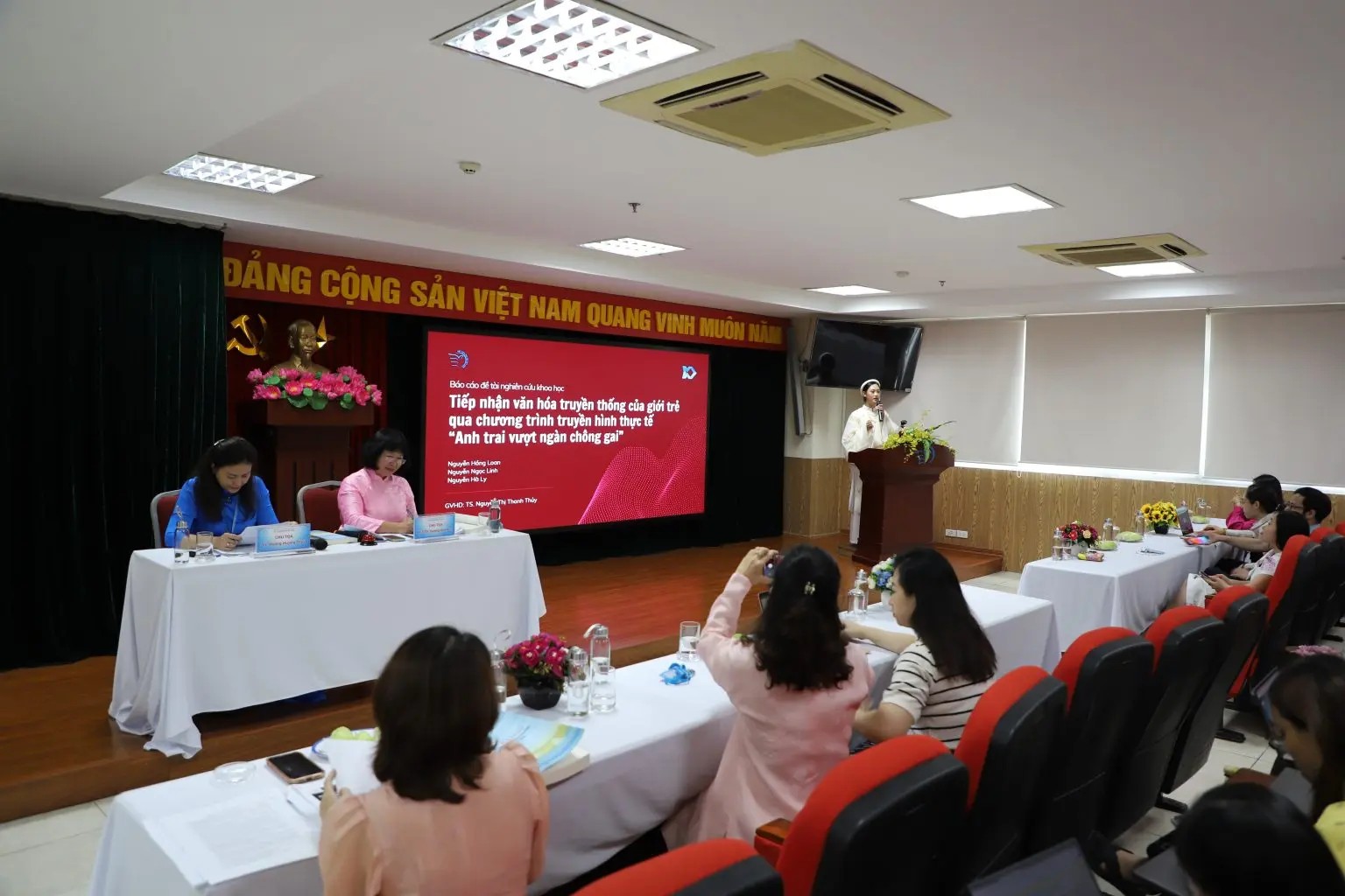 Sinh viên Nguyễn Hồng Loan trình bày đề tài “Tiếp nhận văn hóa truyền thống của giới trẻ qua chương trình truyền hình thực tế Anh trai vượt ngàn chông gai” tại Hội nghị Nghiên cứu khoa học sinh viên của Học viện Phụ nữ Việt Nam. Ảnh: Khoa Truyền thông đa phương tiện, Học viện Phụ nữ Việt Nam.