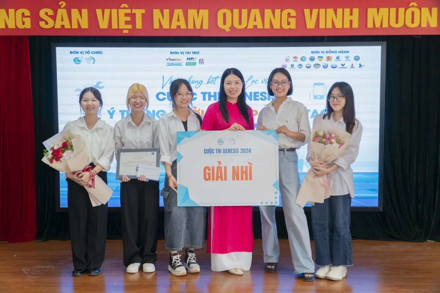 Nguyễn Hồng Loan (thứ hai từ phải sang) cùng các thành viên nhận giải Nhì tại Cuộc thi Genesis 2024. Ảnh: Khoa Truyền thông đa phương tiện, Học viện Phụ nữ Việt Nam.