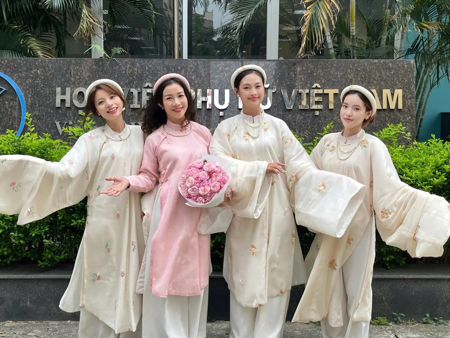 TS. Nguyễn Thị Thanh Thủy (áo dài hồng) cùng nhóm sinh viên thực hiện đề tài về tiếp nhận văn hóa truyền thống của giới trẻ qua chương trình “Anh trai vượt ngàn chông gai”. Ảnh: Khoa Truyền thông đa phương tiện, Học viện Phụ nữ Việt Nam.