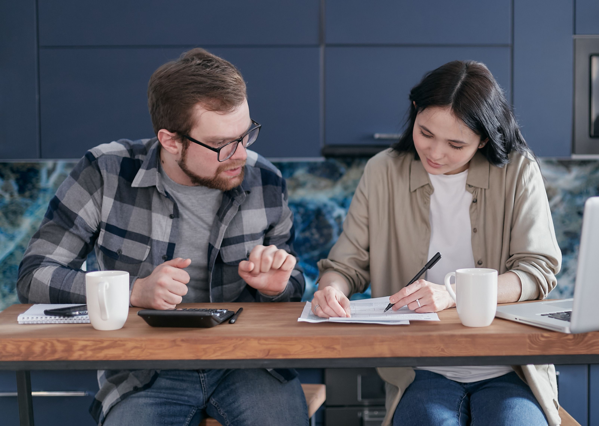 Quản lý tài chính gia đình có thể là một phần việc được phân chia theo kỹ năng, thời gian hoặc sở thích. Quyền tham gia các quyết định quan trọng là một vấn đề khác. Ảnh minh hoạ. Nguồn Pexels.
