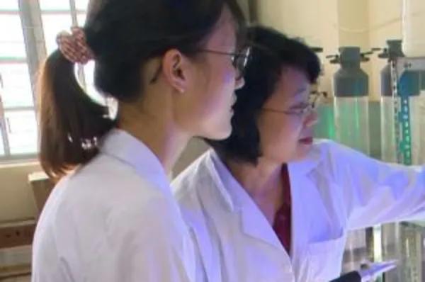 PGS.TS. Đoàn Thị Thái Yên trong phòng thí nghiệm. Xử lý nước và công nghệ môi trường là những hướng nghiên cứu bà theo đuổi trong nhiều năm. Ảnh: Đại học Bách khoa Hà Nội.
