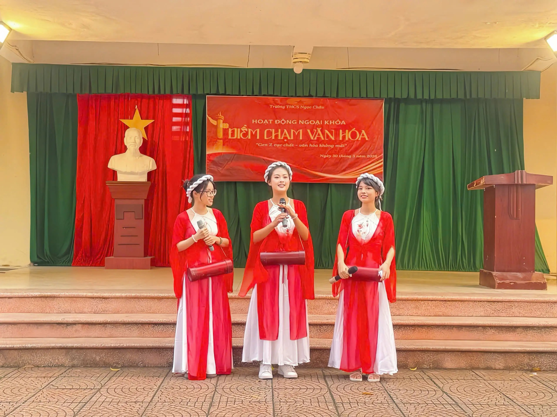 Nhóm sinh viên thực hiện hoạt động ngoại khóa “Điểm chạm văn hóa” tại Trường THCS Ngọc Châu, Bắc Ninh. Chương trình sử dụng biểu diễn, trò chơi và tương tác để đưa một số chất liệu văn hóa truyền thống đến học sinh. Ảnh: Khoa Truyền thông đa phương tiện, Học viện Phụ nữ Việt Nam.