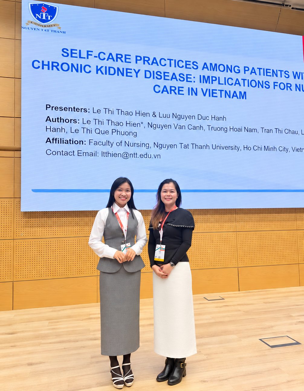 TS. Lê Thị Thảo Hiền (trái) và TS. Lưu Nguyễn Đức Hạnh tại phiên trình bày nghiên cứu về tự chăm sóc của người bệnh thận mạn. Ảnh: Khoa Điều dưỡng, Trường Đại học Nguyễn Tất Thành.