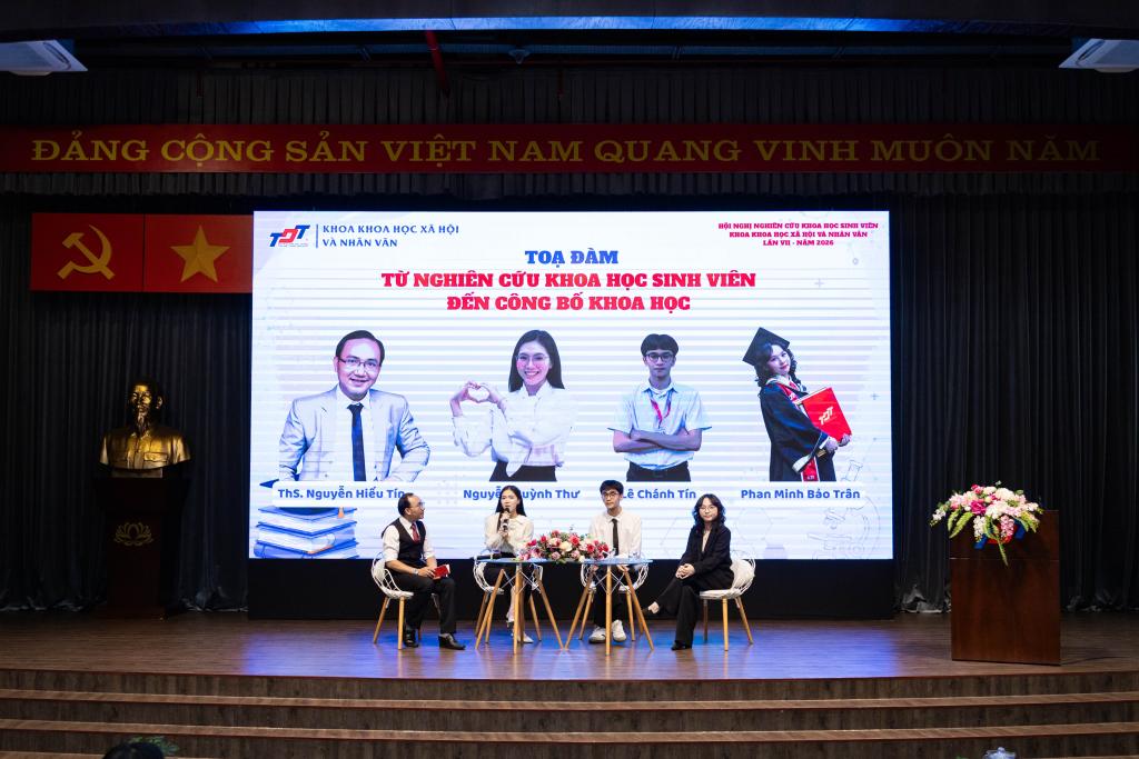 Phan Minh Bảo Trân cùng các khách mời tại tọa đàm “Từ Nghiên cứu khoa học sinh viên đến Công bố khoa học”, trong Hội nghị Nghiên cứu khoa học sinh viên Khoa Khoa học Xã hội và Nhân văn, Trường Đại học Tôn Đức Thắng, ngày 19/9/2026. Ảnh: Khoa Khoa học Xã hội và Nhân văn, TDTU.