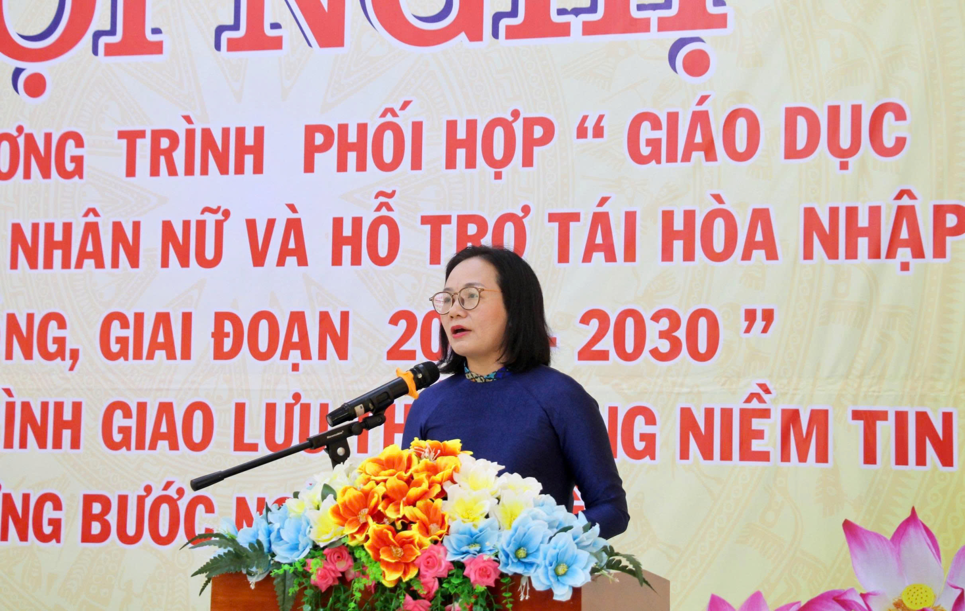 Bà Nguyễn Thị Hồng Thái, Chủ tịch Hội Liên hiệp Phụ nữ tỉnh Đắk Lắk, phát biểu tại chương trình phối hợp hỗ trợ phạm nhân nữ tái hòa nhập cộng đồng. Ảnh: Cổng TTĐT tỉnh Đắk Lắk.
