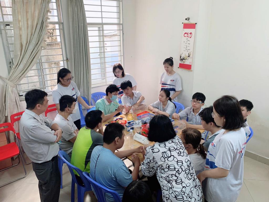 Một hoạt động thực hành tại Trung tâm Nghiên cứu Giáo dục Người Khiếm Thính trong quá trình học tập, thực hành nghề của sinh viên ngành Công tác xã hội. Ảnh: Khoa Khoa học Xã hội và Nhân văn, TDTU.