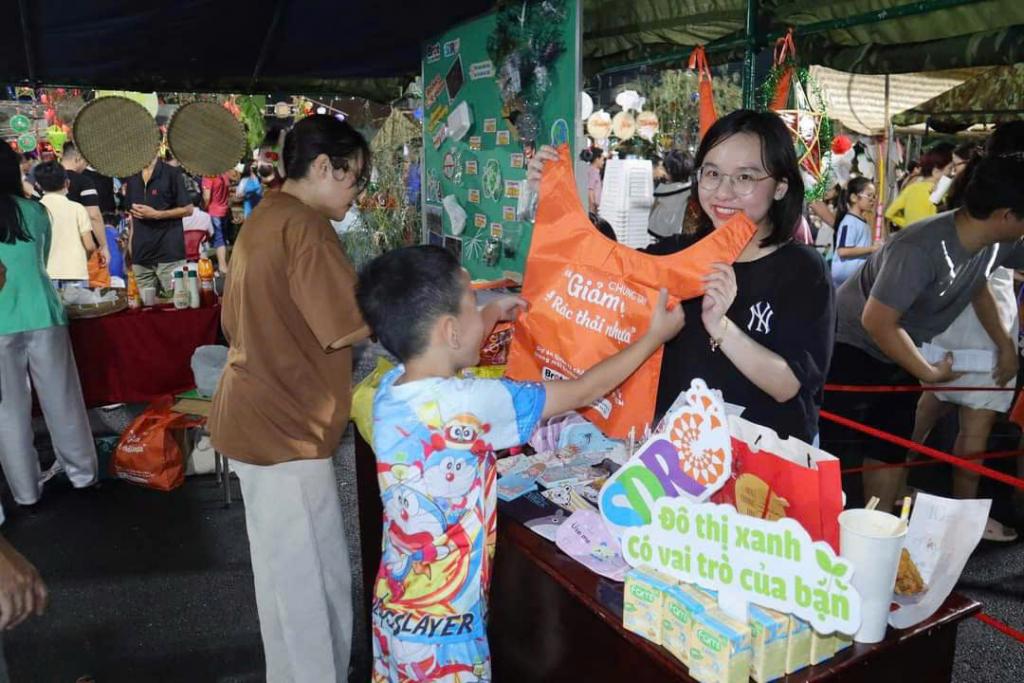 Phan Minh Bảo Trân từng tham gia nhiều hoạt động thực hành cộng đồng trong thời gian học ngành Công tác xã hội tại Trường Đại học Tôn Đức Thắng. Ảnh: Khoa Khoa học Xã hội và Nhân văn, TDTU.