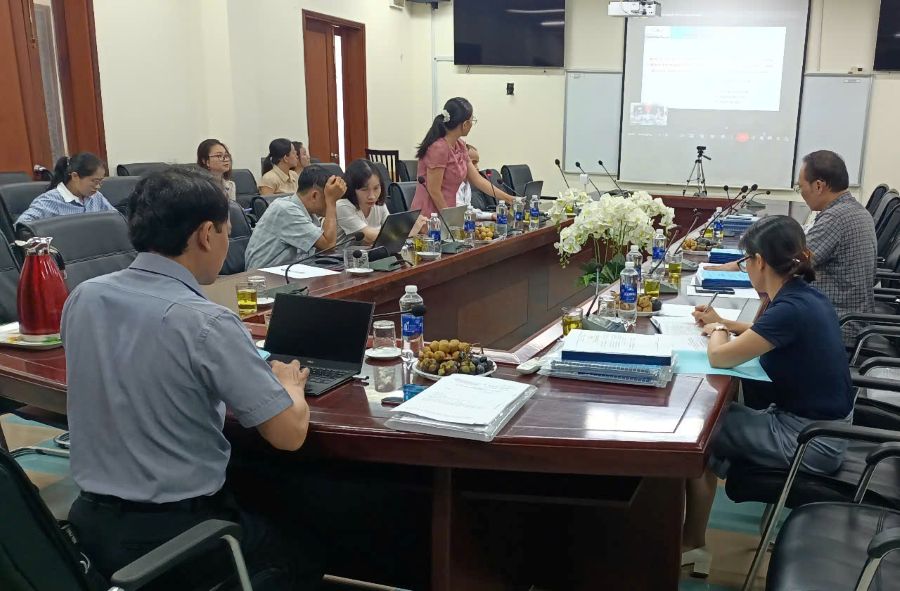 TS. Nguyễn Thị Thu Thủy báo cáo kết quả đề tài xây dựng các chủ đề và bộ kit STEM tại buổi nghiệm thu ở Trường Đại học Phạm Văn Đồng. Ảnh: Phòng Quản lý Khoa học - Hợp tác quốc tế và Thông tin tư liệu, Trường Đại học Phạm Văn Đồng.