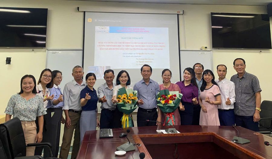 Các thành viên thực hiện đề tài cùng hội đồng tại buổi nghiệm thu kết quả nghiên cứu về chủ đề và bộ kit STEM phục vụ đào tạo, bồi dưỡng giáo viên. Ảnh: Phòng Quản lý Khoa học - Hợp tác quốc tế và Thông tin tư liệu, Trường Đại học Phạm Văn Đồng.