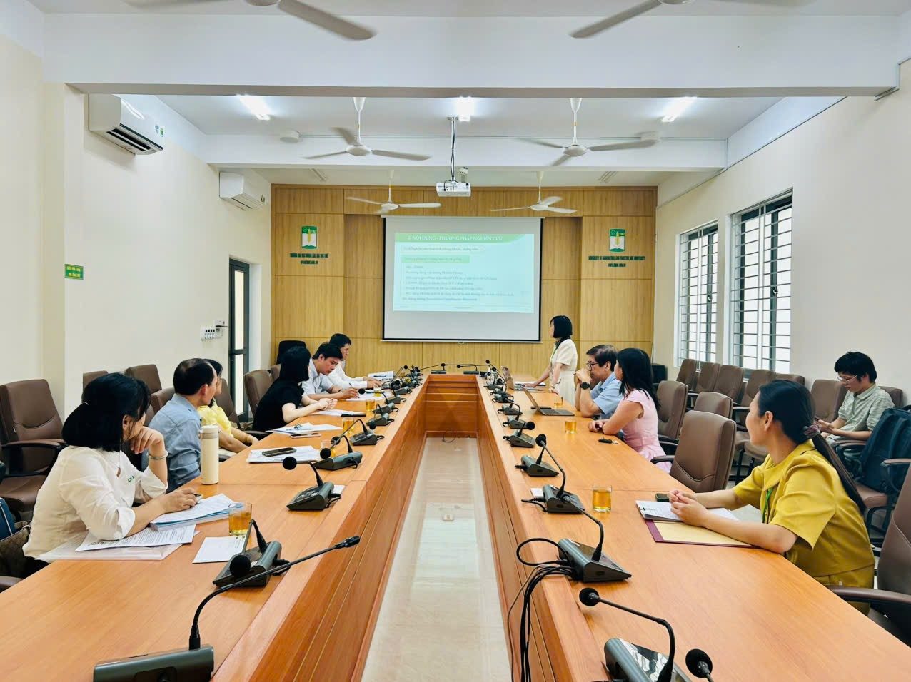 TS. Hoàng Thị Như Hạnh trình bày kết quả nghiên cứu về các hợp chất từ Jatropha tại Hội đồng nghiệm thu cấp Đại học Huế ngày 23/4/2026. Ảnh: Khoa Cơ khí và Công nghệ, Trường Đại học Nông Lâm – Đại học Huế.