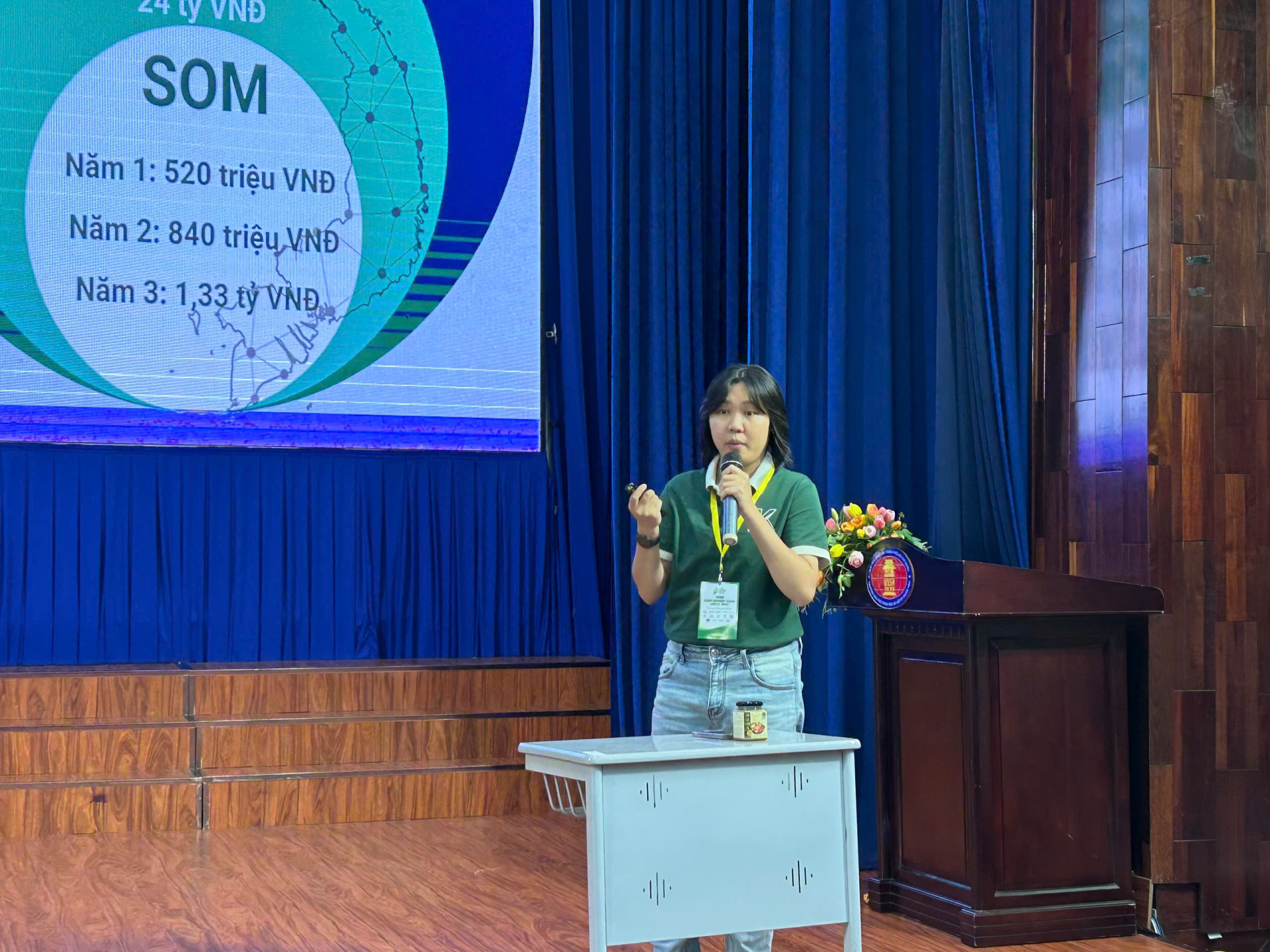 Võ Phương Thảo cùng cộng sự giới thiệu Cốt mắm VK tại vòng bán kết Cuộc thi Khởi nghiệp Xanh 2026. Dự án sau đó được chọn vào vòng chung kết. Ảnh: BSA.