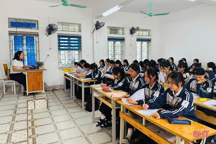 Học sinh lớp 12 tại Trường THPT Lý Tự Trọng, Hà Tĩnh. Ở giai đoạn chuẩn bị rời THPT, thông tin về ngành học, tuyển sinh và thị trường lao động có thể tác động trực tiếp đến lựa chọn nghề nghiệp. Ảnh: Báo Hà Tĩnh.