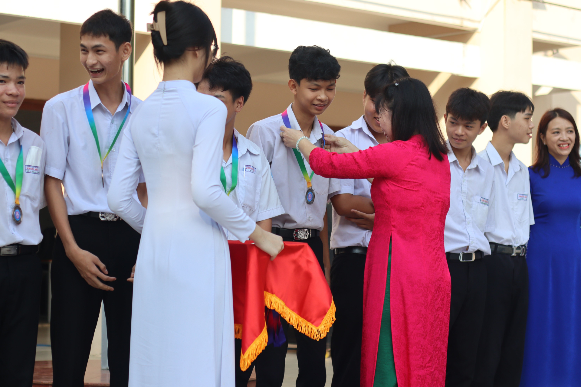 Nhà trường và giáo viên là một trong những nguồn định hướng nghề nghiệp đối với học sinh. Nghiên cứu năm 2026 ghi nhận nữ sinh trong mẫu khảo sát đánh giá vai trò hướng dẫn của giáo viên cao hơn nam sinh. Ảnh minh họa. Ảnh: Legacy of Fire/Pexels.