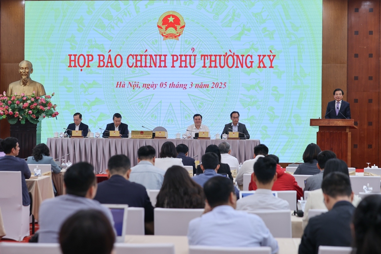 Phóng viên tác nghiệp tại Họp báo Chính phủ thường kỳ tháng 2/2025 ở Hà Nội. Cơ hội phát triển nghề nghiệp không chỉ thể hiện ở số người bước vào nghề mà còn ở khả năng tiếp cận các nguồn lực trong quá trình làm nghề. Ảnh: VGP/Nhật Bắc.