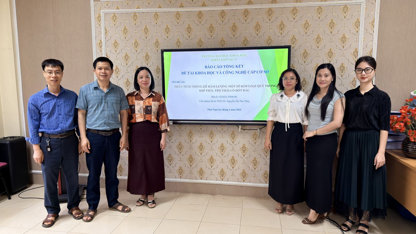 Hội đồng và nhóm nghiên cứu tại buổi nghiệm thu đề tài về hàm lượng kim loại quý trong khí thải, tro thải lò đốt rác tháng 6/2026. Ảnh: Khoa Khoa học Tự nhiên và Công nghệ, Trường Đại học Khoa học – Đại học Thái Nguyên.