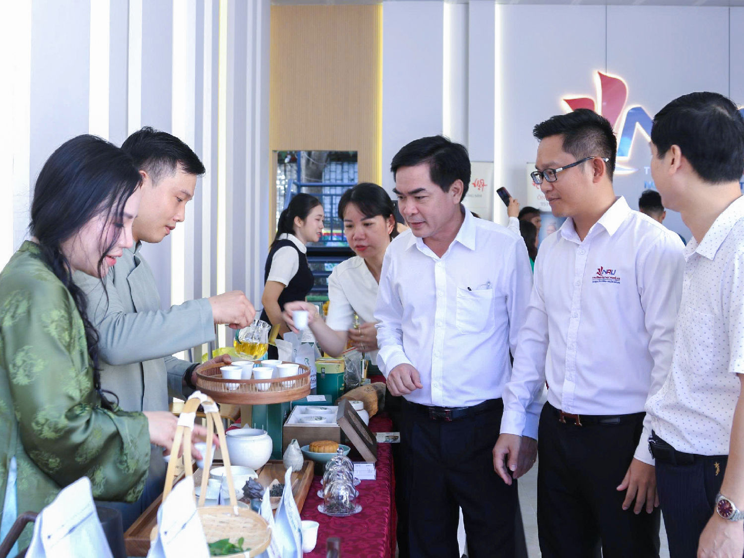 Lê Thảo My mời khách trải nghiệm trà chế biến từ chè Gay. Ảnh: Nông thôn Việt.