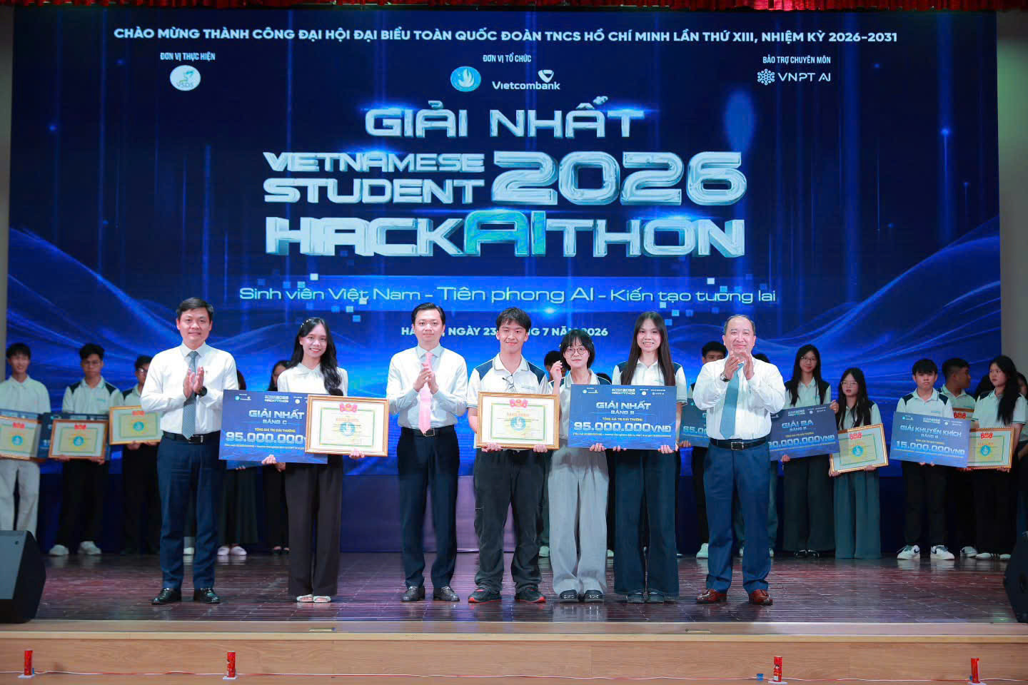 Nguyễn Thị Hồng Trang, thứ hai từ trái sang trong nhóm nhận giải, tại lễ trao giải Vietnamese Student HackAIthon 2026. Ảnh: NVCC/Báo và Phát thanh, Truyền hình Đà Nẵng.