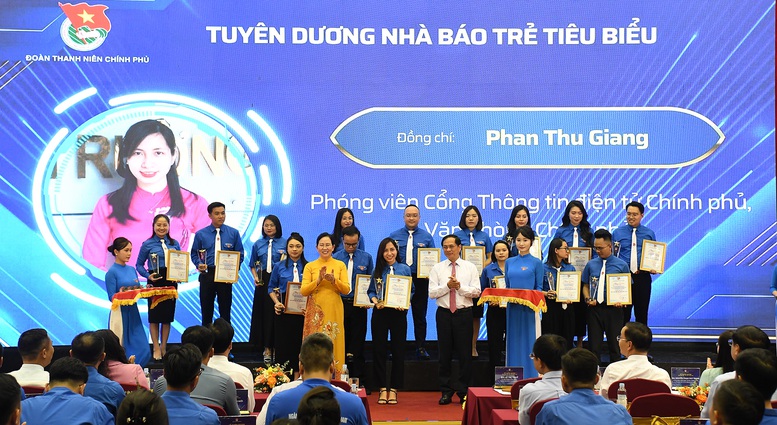 Phóng viên Phan Thu Giang của Cổng Thông tin điện tử Chính phủ nhận Chứng nhận Nhà báo trẻ tiêu biểu năm 2025. Ảnh: VGP/Hải Minh.