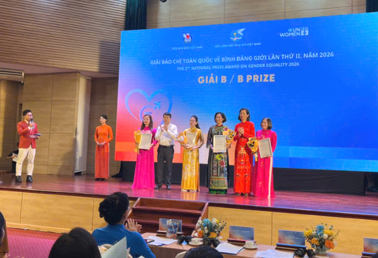 Các tác giả nhận giải B tại Giải Báo chí toàn quốc về Bình đẳng giới lần thứ II năm 2026. Ảnh: VGP/Nguyễn Hoàng.
