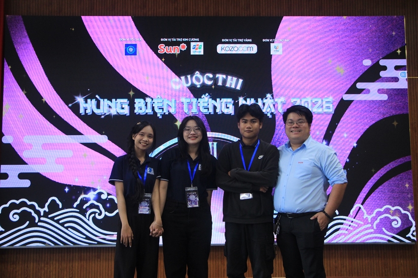 Nguyễn Thị Hồng Trang, ngoài cùng bên trái, trong một hoạt động của Khoa Công nghệ Thông tin, Trường Đại học Bách khoa, Đại học Đà Nẵng. Ảnh: Trường Đại học Bách khoa, Đại học Đà Nẵng.