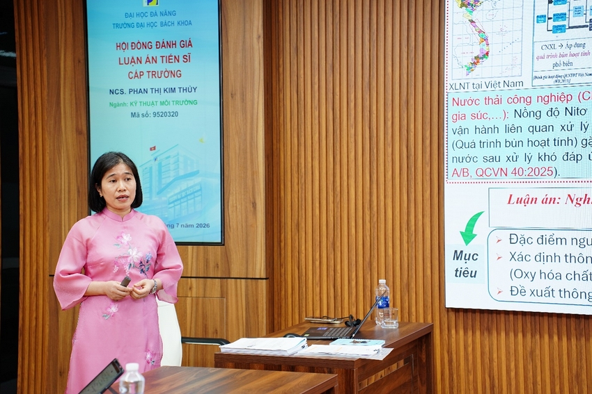 NCS. Phan Thị Kim Thủy trình bày luận án tại Hội đồng đánh giá luận án tiến sĩ cấp Trường, Trường Đại học Bách khoa - Đại học Đà Nẵng, ngày 4/7/2026. Ảnh: Trung tâm Học liệu và Truyền thông, Trường Đại học Bách khoa - Đại học Đà Nẵng.