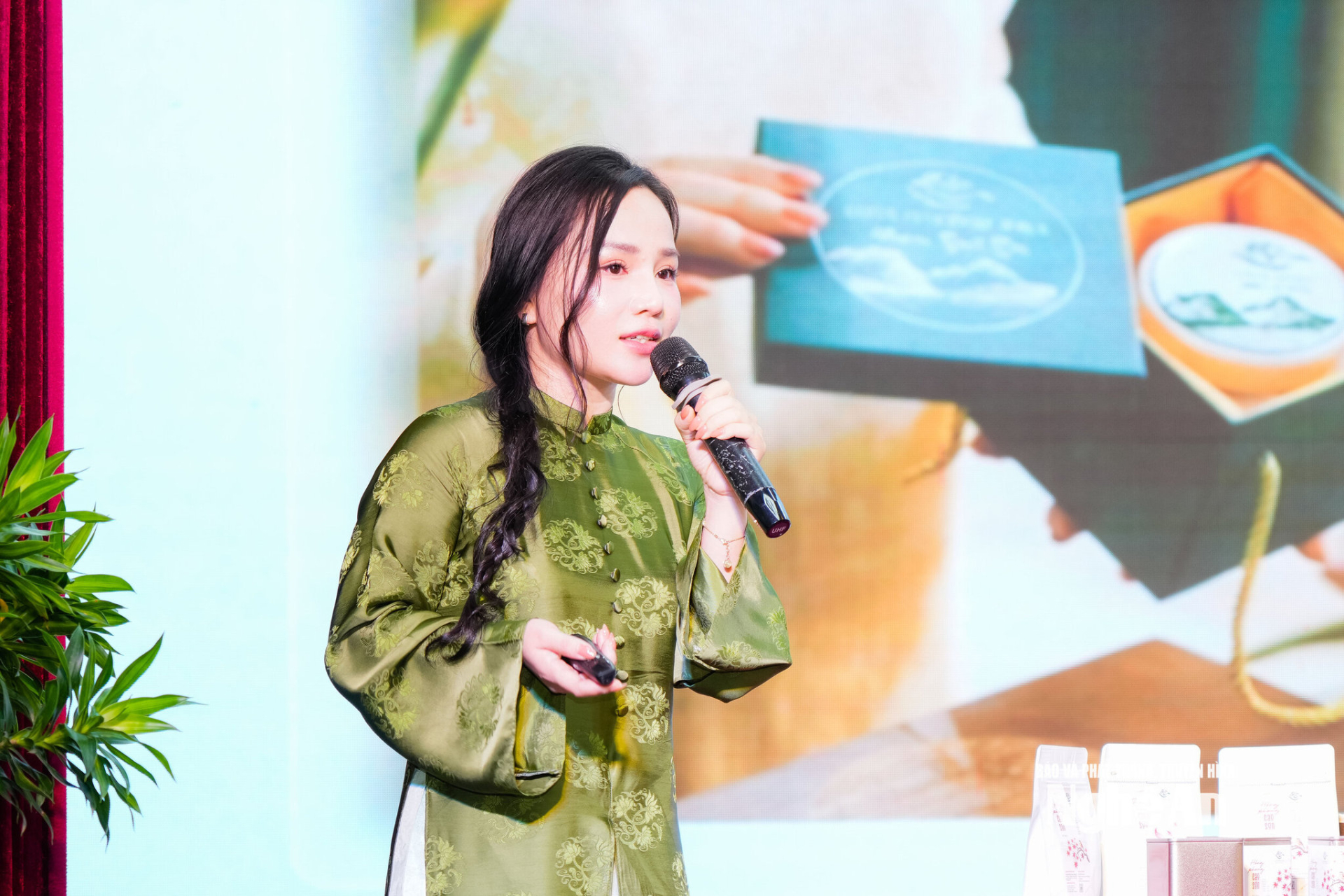 Lê Thảo My trình bày dự án Lam Hương Trà – đa dạng hóa sản phẩm từ cây chè Gay tại cuộc thi Nhà nông khởi nghiệp sáng tạo tỉnh Nghệ An năm 2026. Ảnh: TL/Báo Nghệ An.