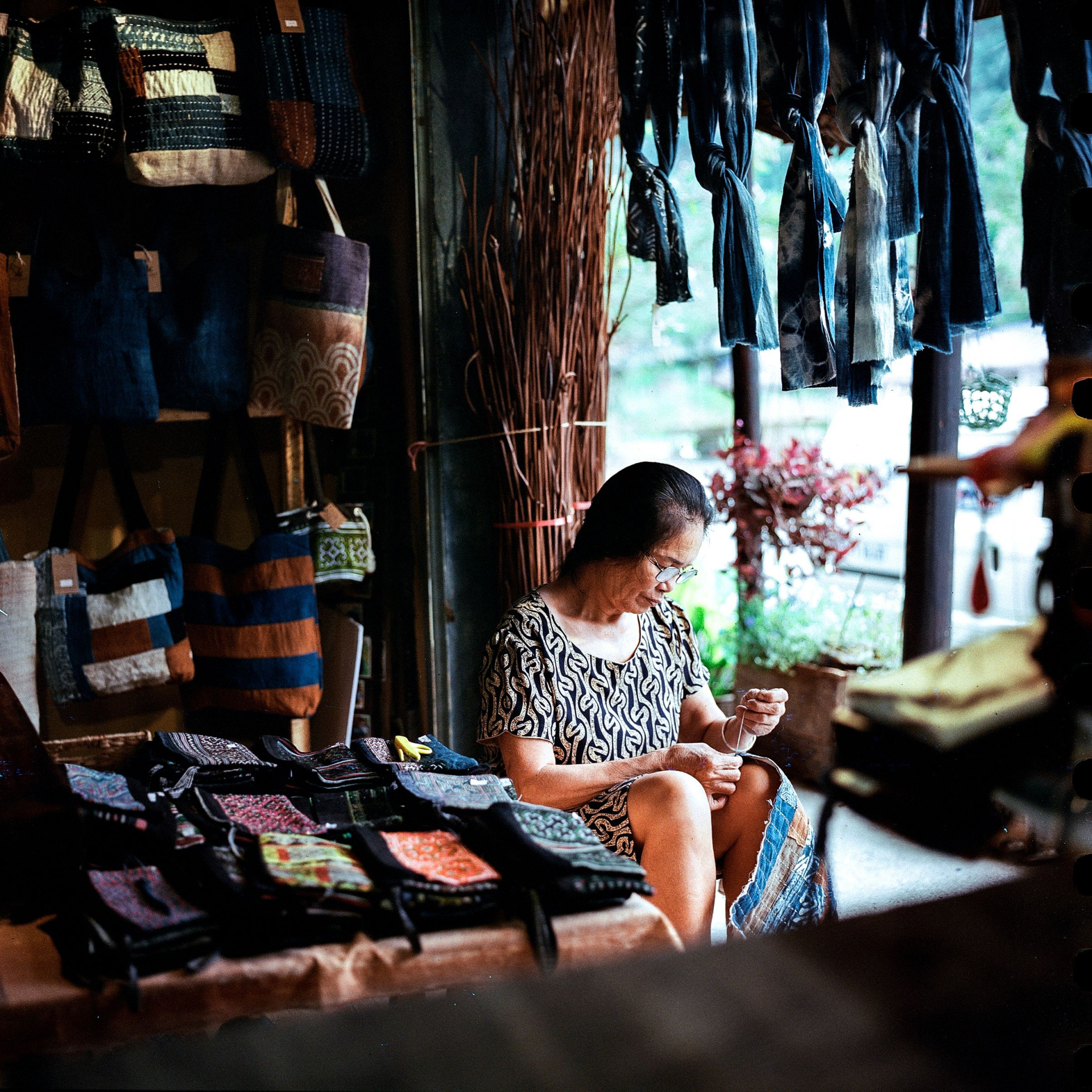 Người phụ nữ làm đồ thủ công tại một cửa hàng. Với những người lao động và kinh doanh nhỏ, tiếp cận tài chính không chỉ nằm ở việc có tài khoản mà còn ở khả năng sử dụng dịch vụ phù hợp với sinh kế. Ảnh minh họa. Ảnh: Q. Hưng Phạm/Pexels.