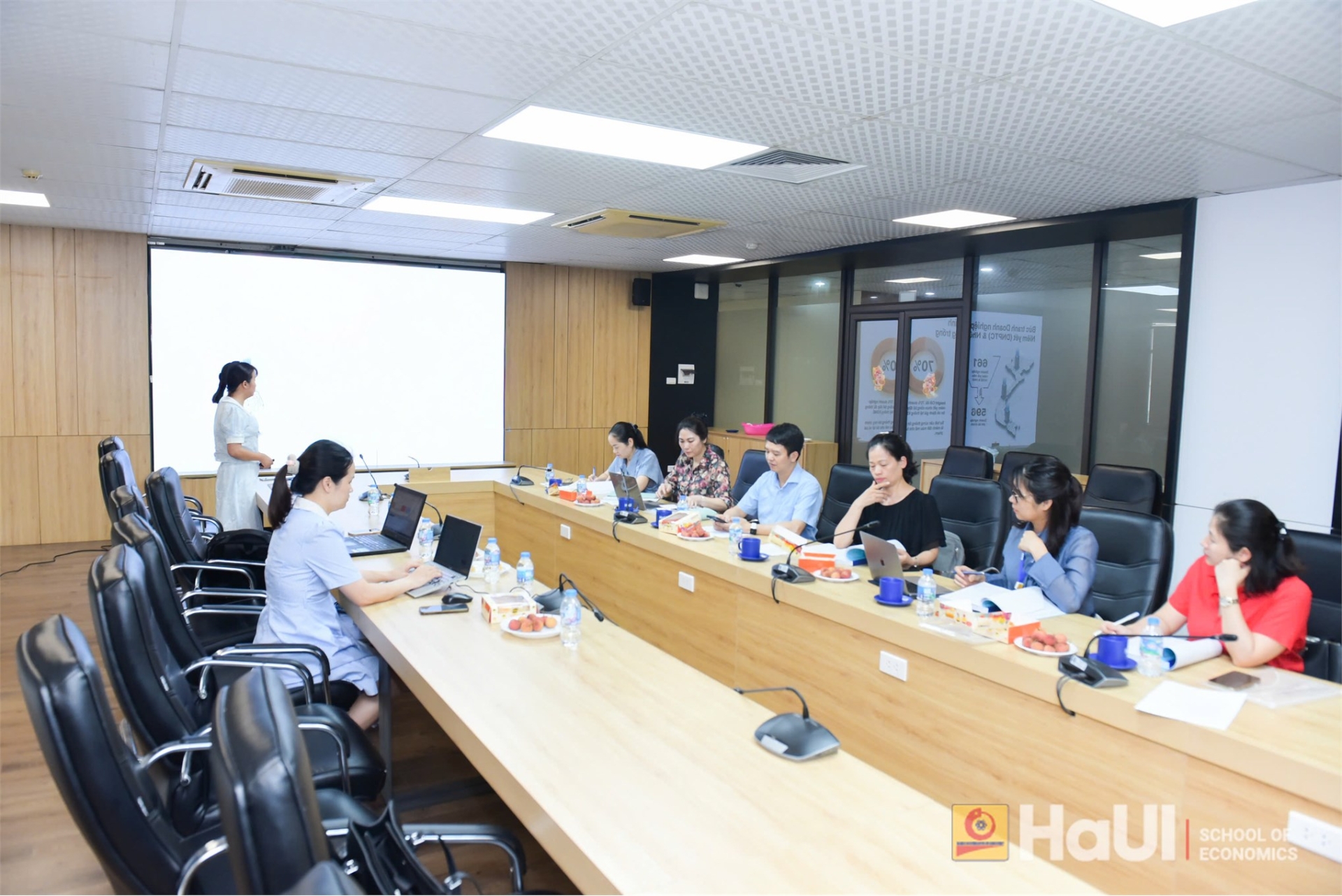 Hội đồng đánh giá đề tài về các nhân tố ảnh hưởng đến phòng chống gian lận tại doanh nghiệp phi tài chính niêm yết, tháng 6/2026. Ảnh: Trường Kinh tế – Đại học Công nghiệp Hà Nội.
