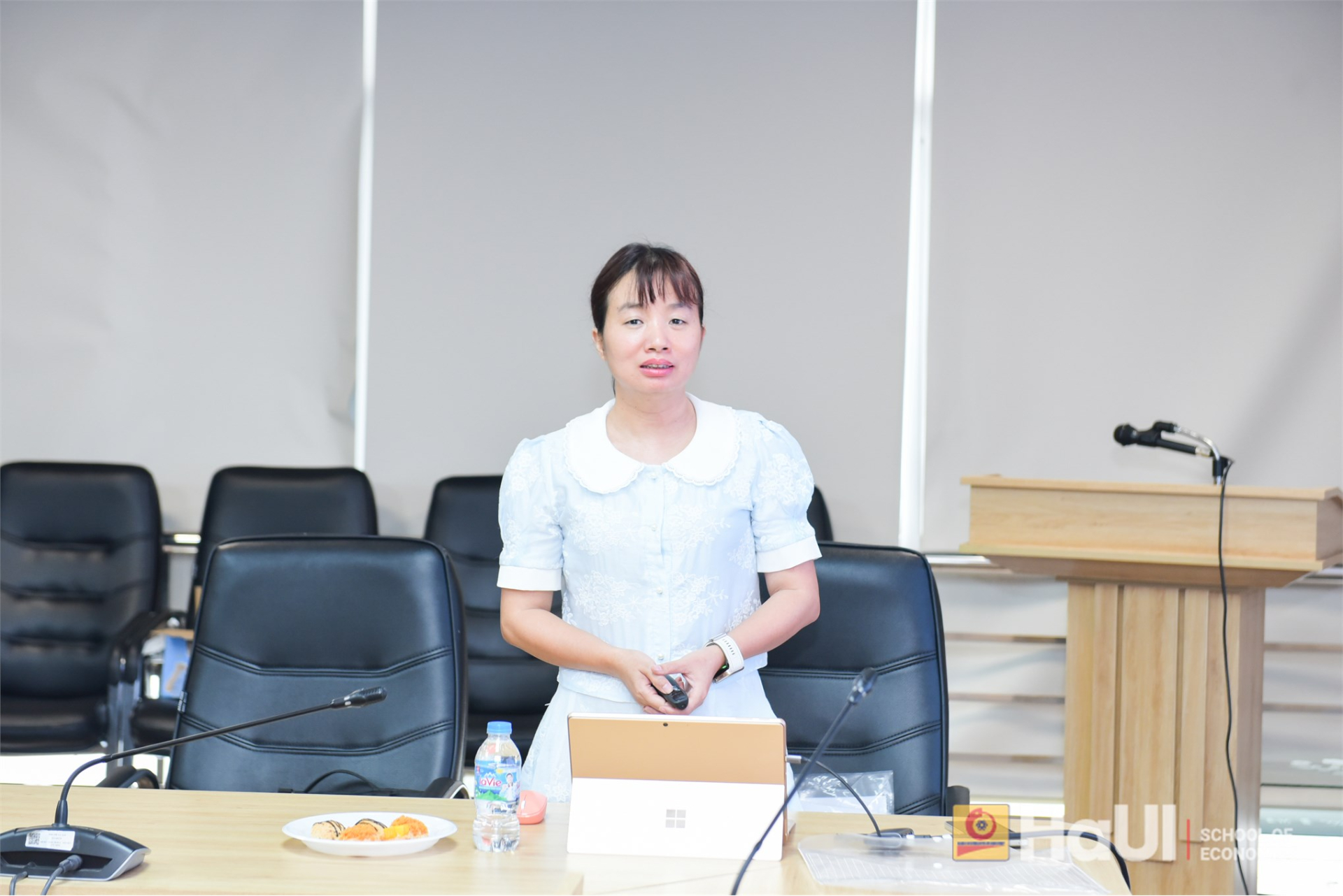 Một phiên làm việc của Hội đồng nghiệm thu đề tài do TS. Nguyễn Thị Quế làm chủ nhiệm tại Trường Kinh tế, Đại học Công nghiệp Hà Nội. Ảnh: Trường Kinh tế – Đại học Công nghiệp Hà Nội.