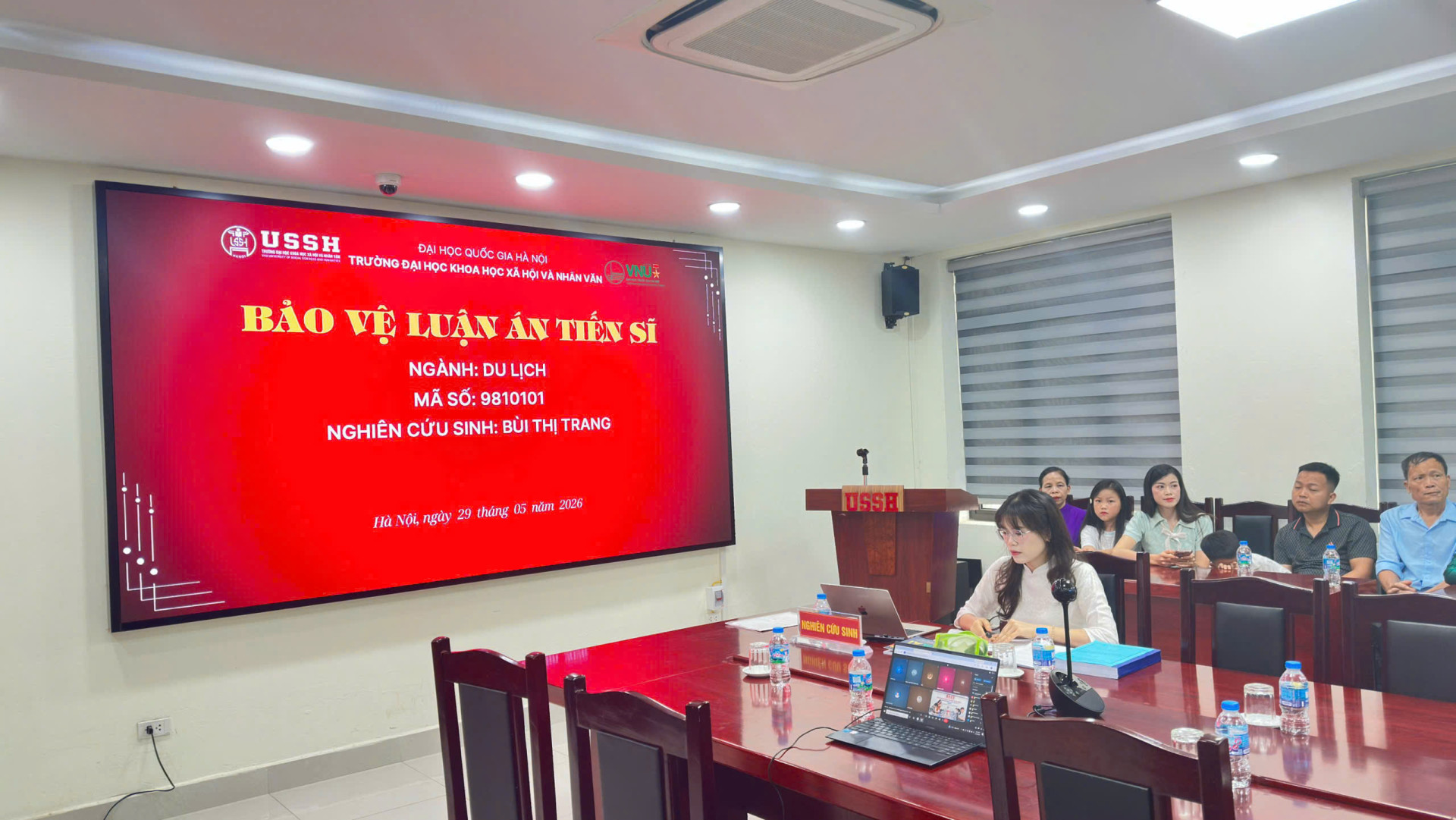 NCS. Bùi Thị Trang tại buổi bảo vệ luận án tiến sĩ chuyên ngành Du lịch ngày 29/5/2026. Ảnh: Khoa Du lịch học, Trường Đại học Khoa học Xã hội và Nhân văn, ĐHQGHN.