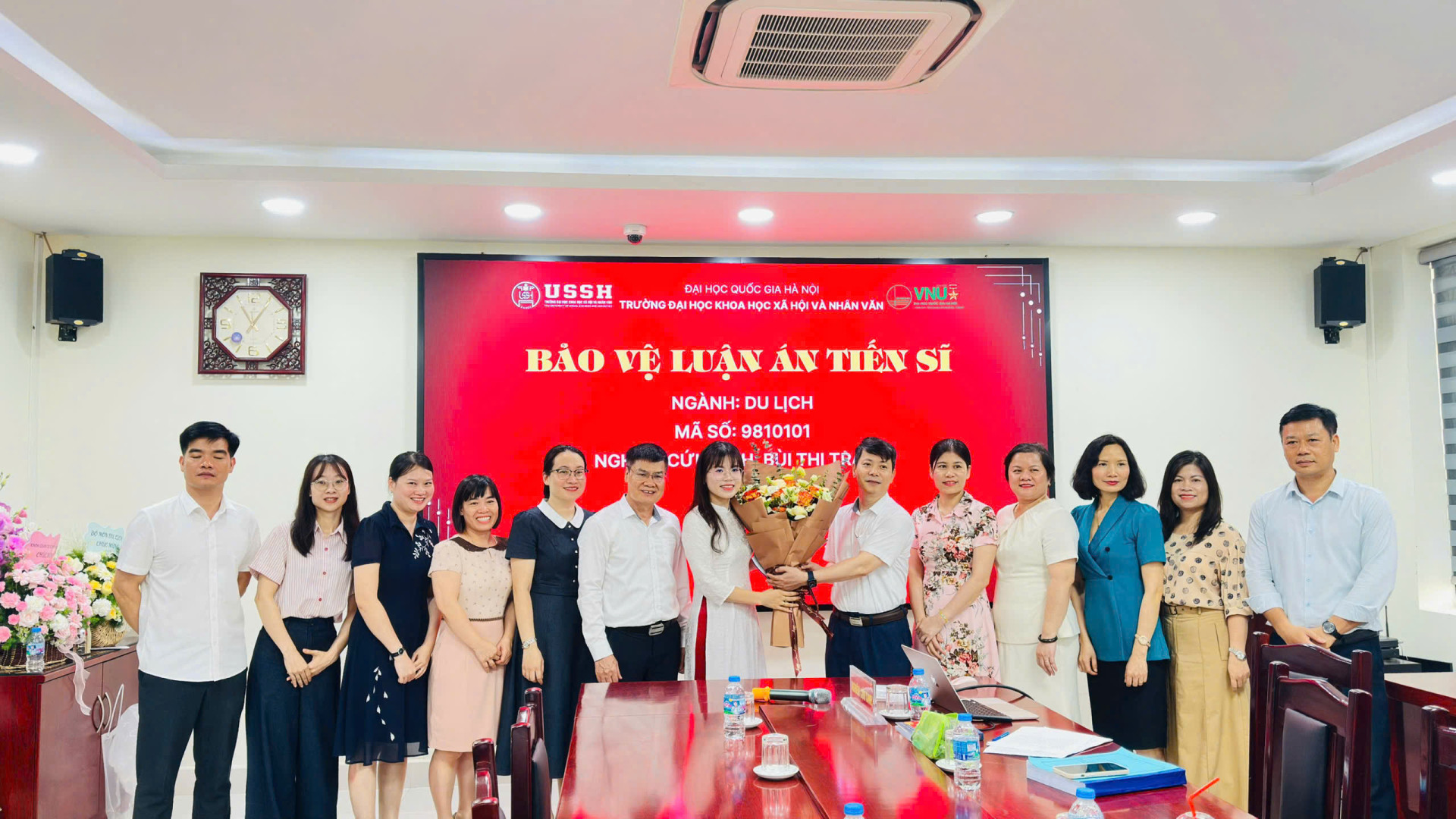 NCS. Bùi Thị Trang cùng các giảng viên, đồng nghiệp tại buổi bảo vệ luận án tiến sĩ chuyên ngành Du lịch. Ảnh: Khoa Du lịch học, Trường Đại học Khoa học Xã hội và Nhân văn, ĐHQGHN.