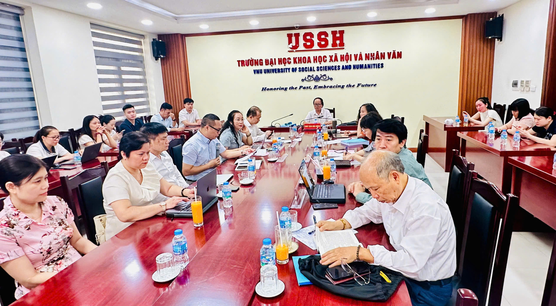 Buổi bảo vệ luận án của NCS. Bùi Thị Trang tại Trường Đại học Khoa học Xã hội và Nhân văn ngày 29/5/2026. Ảnh: Khoa Du lịch học, Trường Đại học Khoa học Xã hội và Nhân văn, ĐHQGHN.