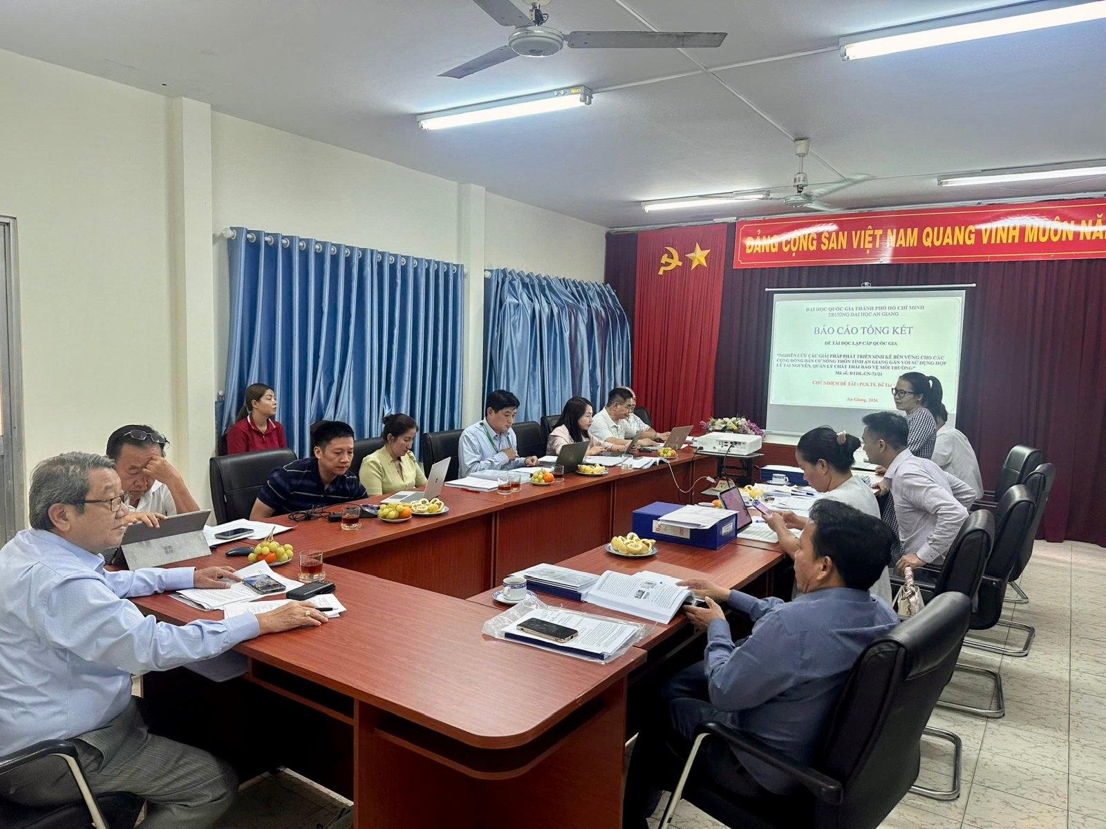 Hội đồng đánh giá nghiệm thu đề tài cấp quốc gia về phát triển sinh kế bền vững cho cộng đồng nông thôn An Giang, tháng 4/2026. Ảnh: Viện Môi trường và Tài nguyên, ĐHQG-HCM.