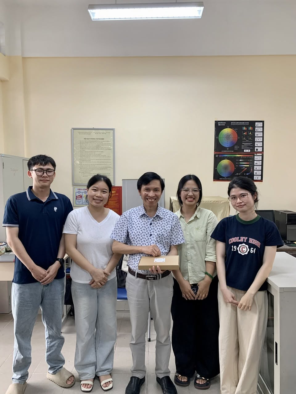 Các thành viên nhóm Nanocell trong quá trình thực nghiệm tại phòng thí nghiệm. Ảnh: Trường Vật liệu, Đại học Bách khoa Hà Nội.