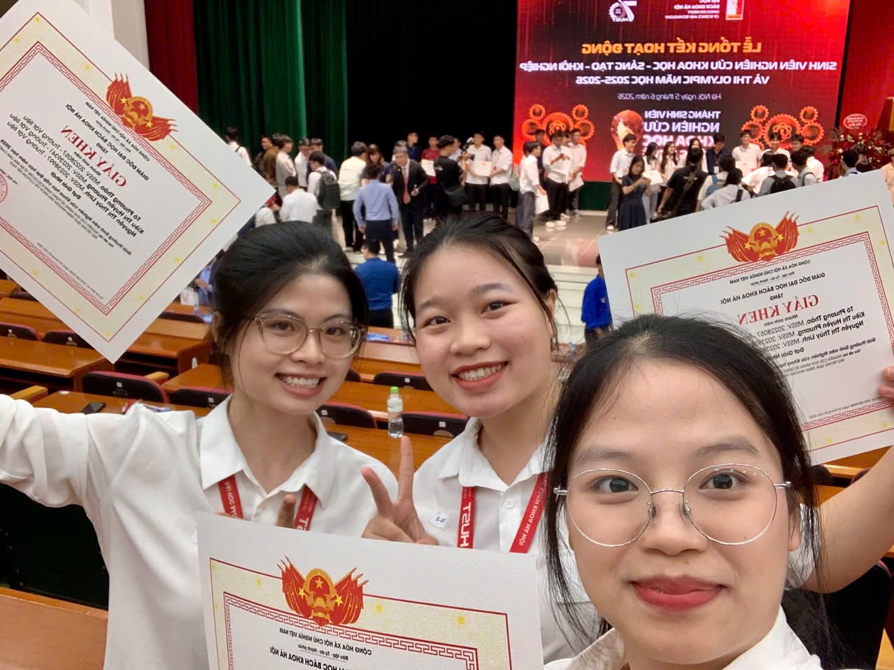 Ba nữ sinh nhóm Nanocell thực hiện đề tài sử dụng nanocellulose từ bã mía làm chất trợ trong nhuộm vải bông. Ảnh: Trường Vật liệu, Đại học Bách khoa Hà Nội.
