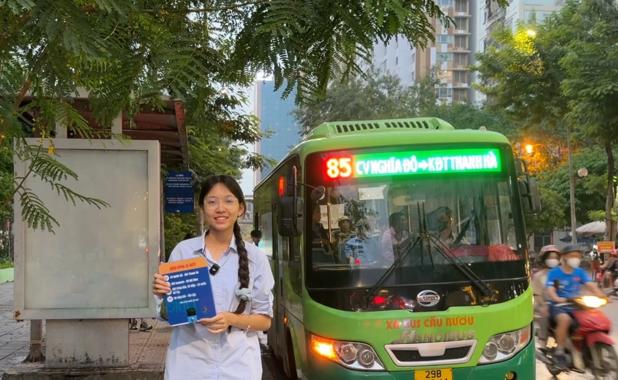   Đỗ Hà My giới thiệu Bus Buddy bên một xe buýt trong quá trình thực hiện dự án. Ảnh: Trường Nguyễn Siêu.  