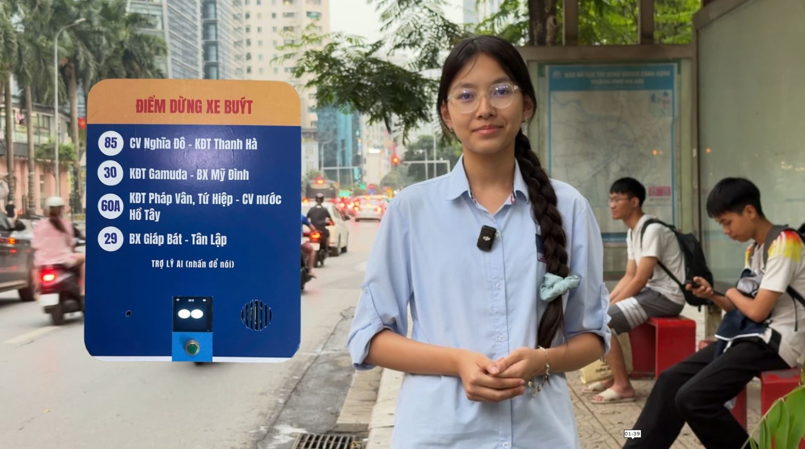   Đỗ Hà My bên nguyên mẫu Bus Buddy tại một điểm chờ xe buýt ở Hà Nội. Sản phẩm được phát triển theo hướng giúp người dùng hỏi thông tin xe buýt bằng giọng nói. Ảnh: Trường Nguyễn Siêu.  