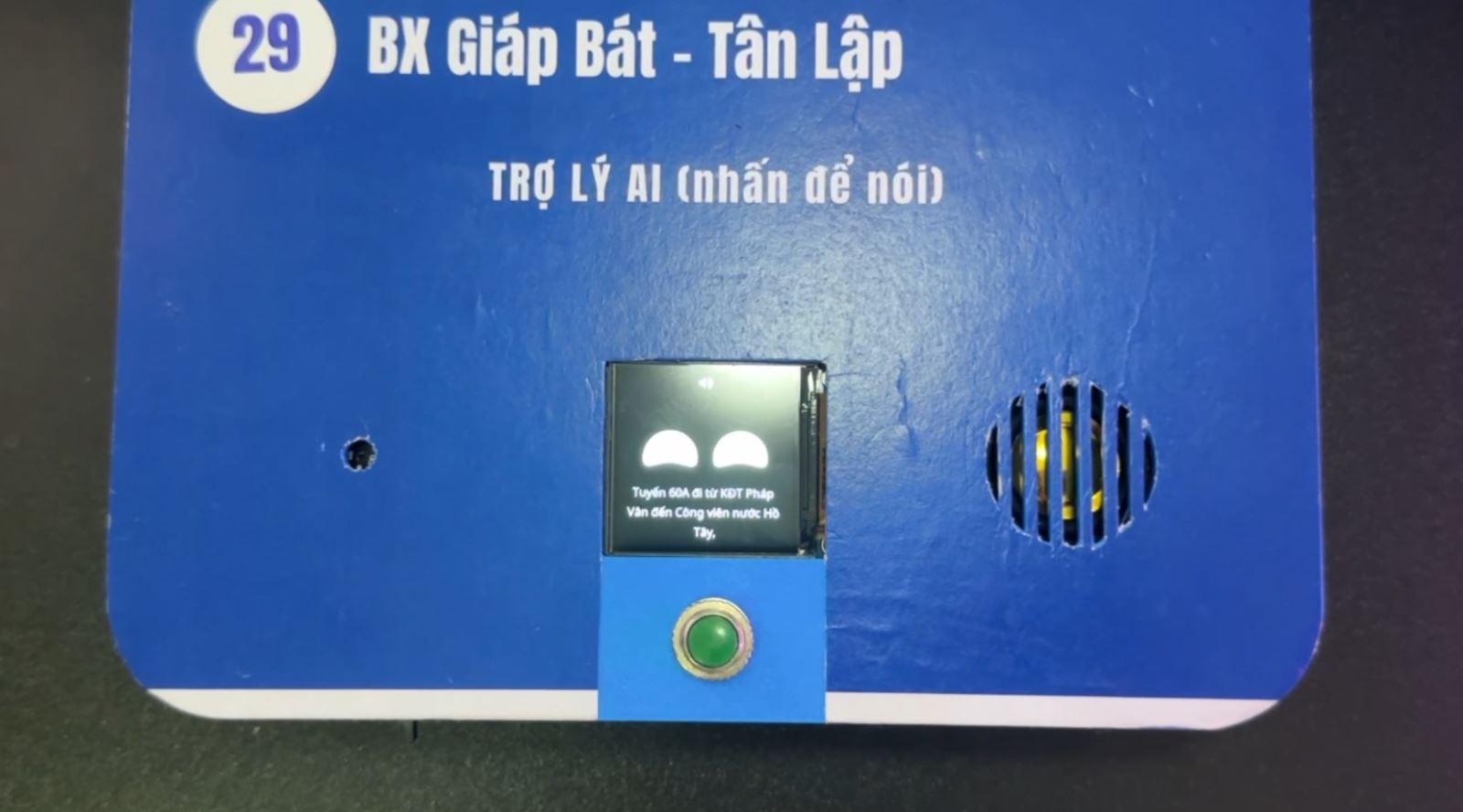   Cận cảnh nguyên mẫu Bus Buddy. Mẫu hiện tại có màn hình nhỏ và nút để người dùng bắt đầu tương tác bằng giọng nói. Ảnh: Trường Nguyễn Siêu.  
