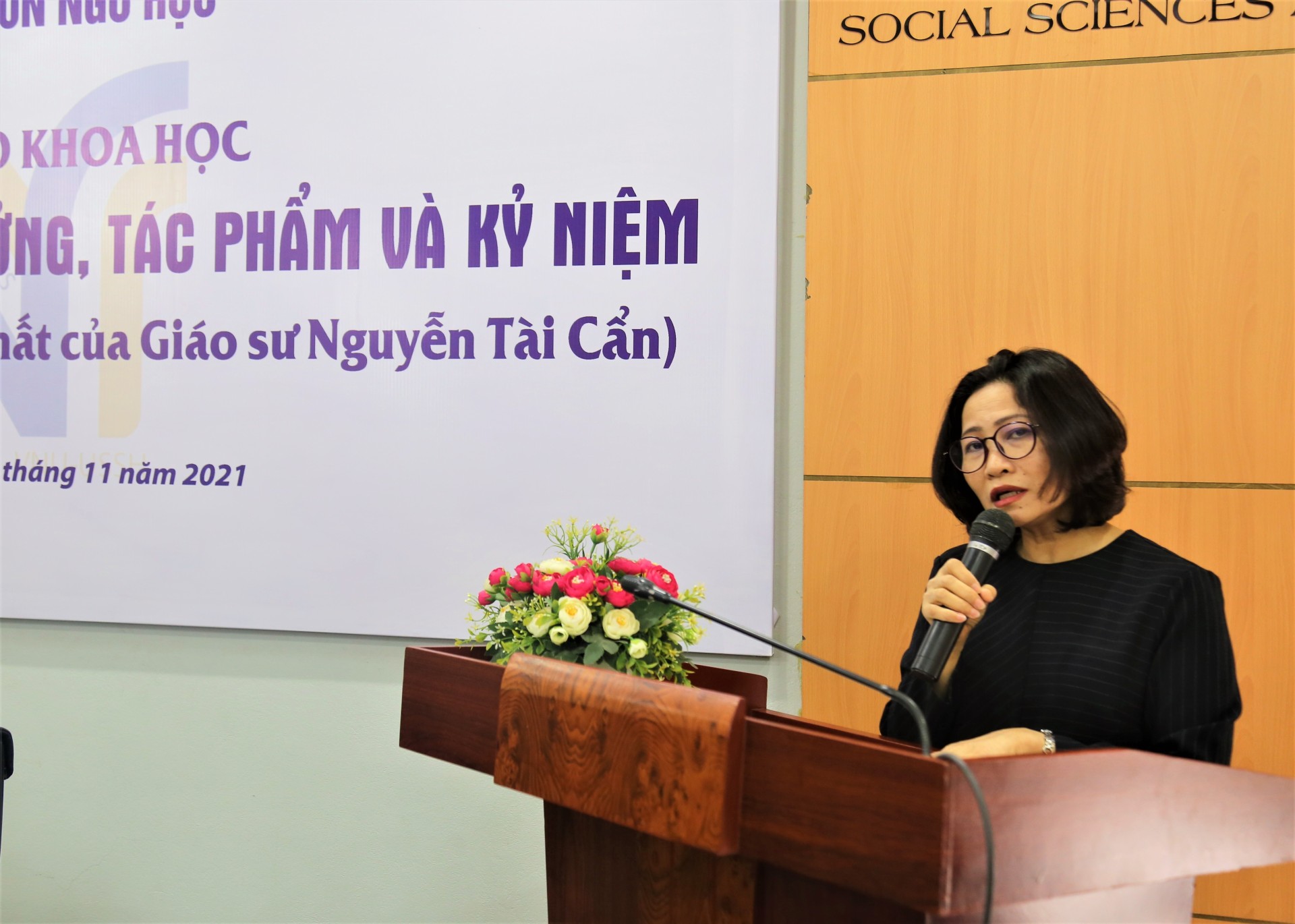 PGS.TS. Trịnh Cẩm Lan phát biểu tại Hội thảo “Nguyễn Tài Cẩn - tư tưởng, tác phẩm và kỷ niệm”. Ảnh: Trần Minh/USSH.