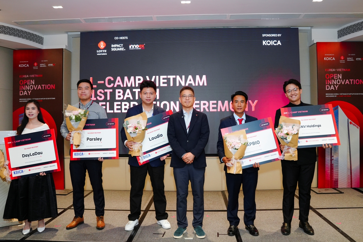 Đại diện năm startup thuộc khóa đầu tiên của L-CAMP Vietnam tại chương trình Korea–Vietnam Open Innovation Day 2026. Ảnh: Lee Yong-sung/Seoul Economic Daily.