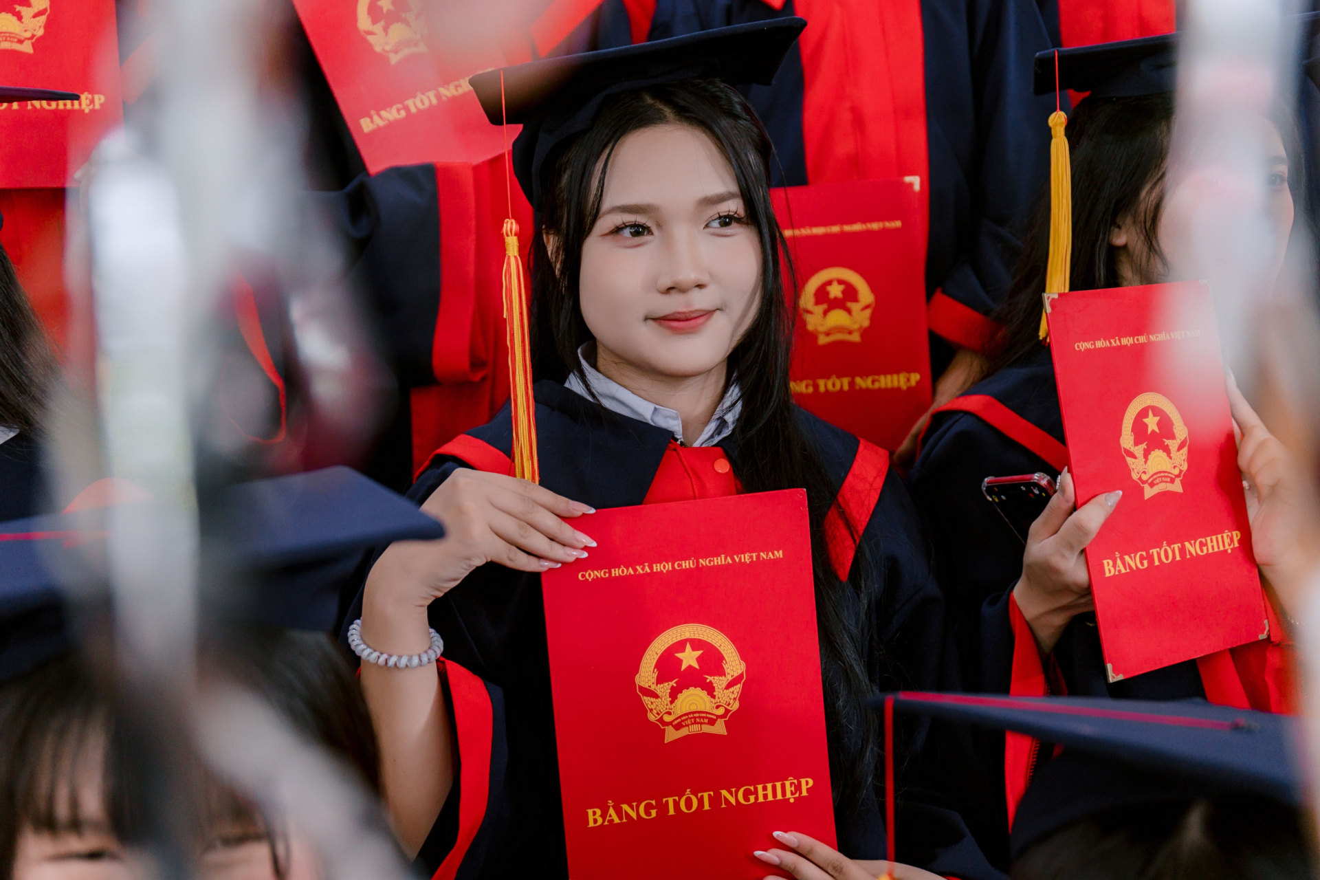 Nữ sinh viên trong lễ tốt nghiệp tại Việt Nam. Giai đoạn chuyển từ học tập sang việc làm là một trong những thời điểm quan trọng của thanh niên. Ảnh minh họa. Ảnh: Nguyễn Tiến Thịnh/Pexels.