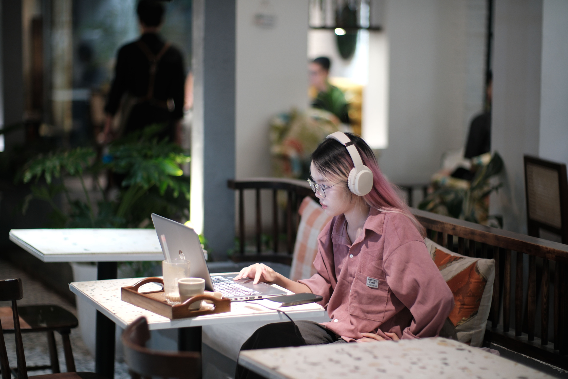 Một phụ nữ trẻ sử dụng máy tính tại không gian làm việc ở Việt Nam. Ảnh chỉ mang tính minh họa cho hoạt động học tập, làm việc của người trẻ, không phải nhân vật trong số liệu thống kê. Ảnh: TBD Tuyên/Pexels.