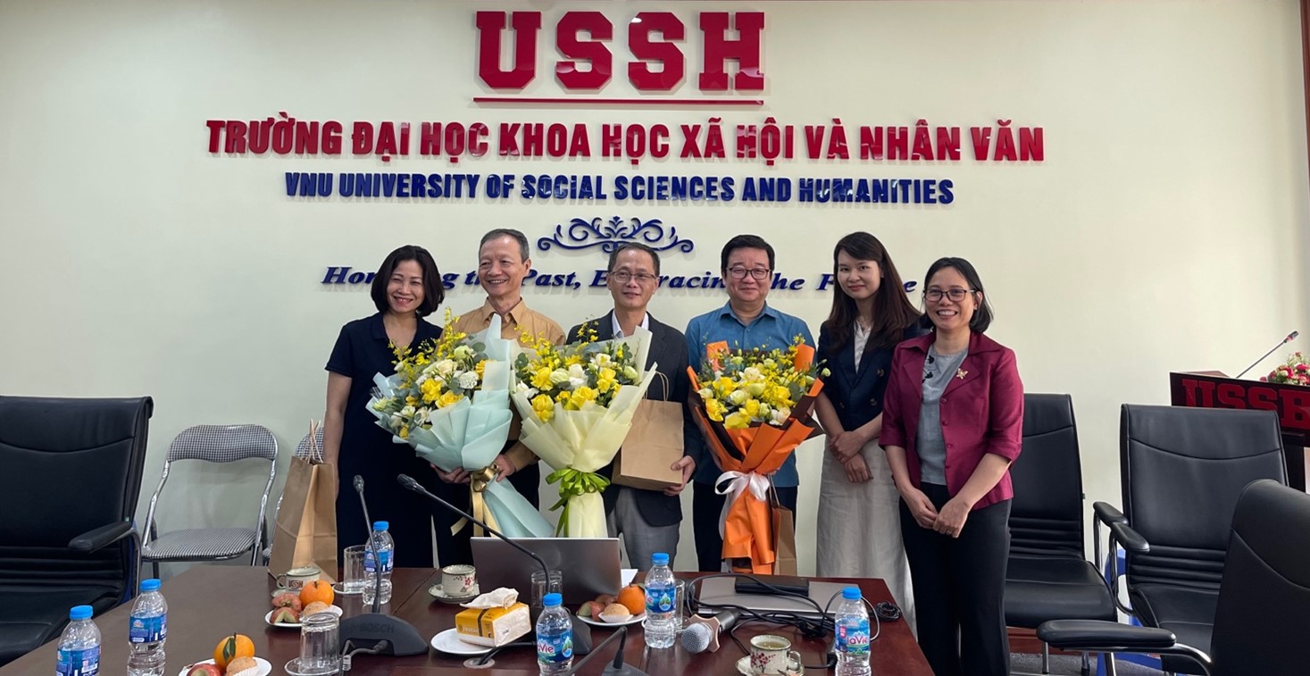 PGS.TS. Trịnh Cẩm Lan (ngoài cùng bên trái) cùng các nhà khoa học tại tọa đàm về phương pháp viết bài khoa học, tháng 4/2025. Ảnh: Khoa Ngôn ngữ học, Trường Đại học Khoa học Xã hội và Nhân văn.
