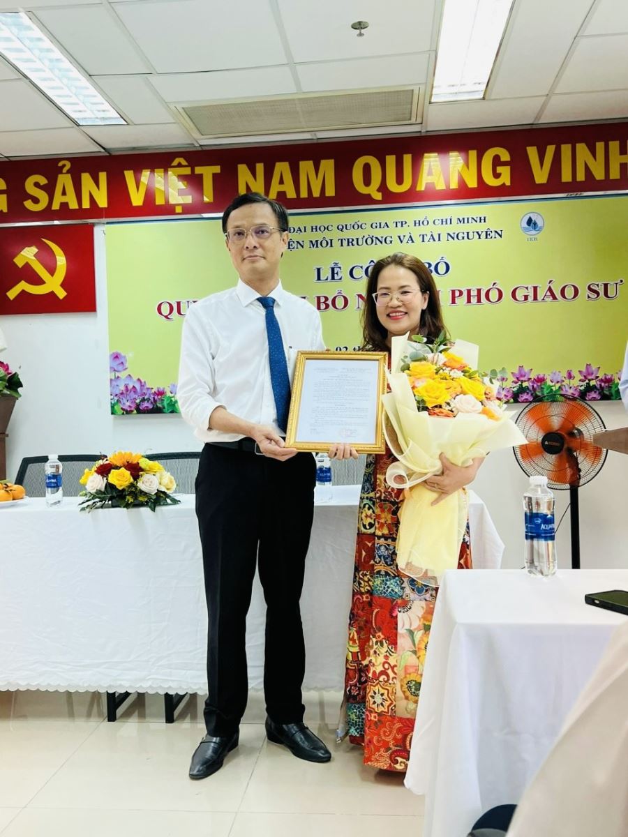 PGS.TS. Đỗ Thị Thu Huyền nhận quyết định bổ nhiệm Phó Giáo sư năm 2024. Ảnh: Viện Môi trường và Tài nguyên, ĐHQG-HCM.