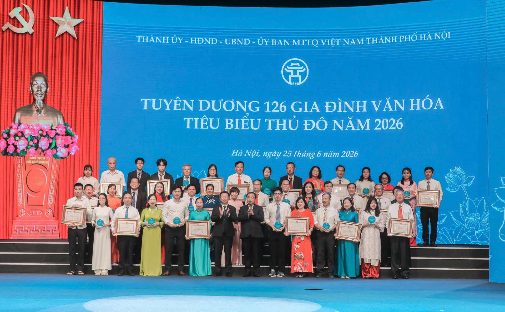 Các gia đình văn hóa tiêu biểu của Thủ đô được tuyên dương tại Hà Nội tháng 6/2026. Ảnh: Cổng Thông tin điện tử thành phố Hà Nội.